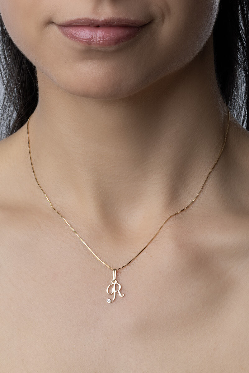 Diamantový přívěsek písmeno R ze žlutého zlata 0,004 ct