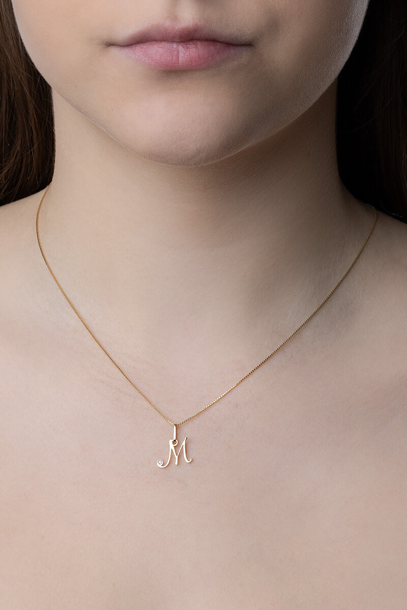 Diamantový přívěsek písmeno M ze žlutého zlata 0,004 ct