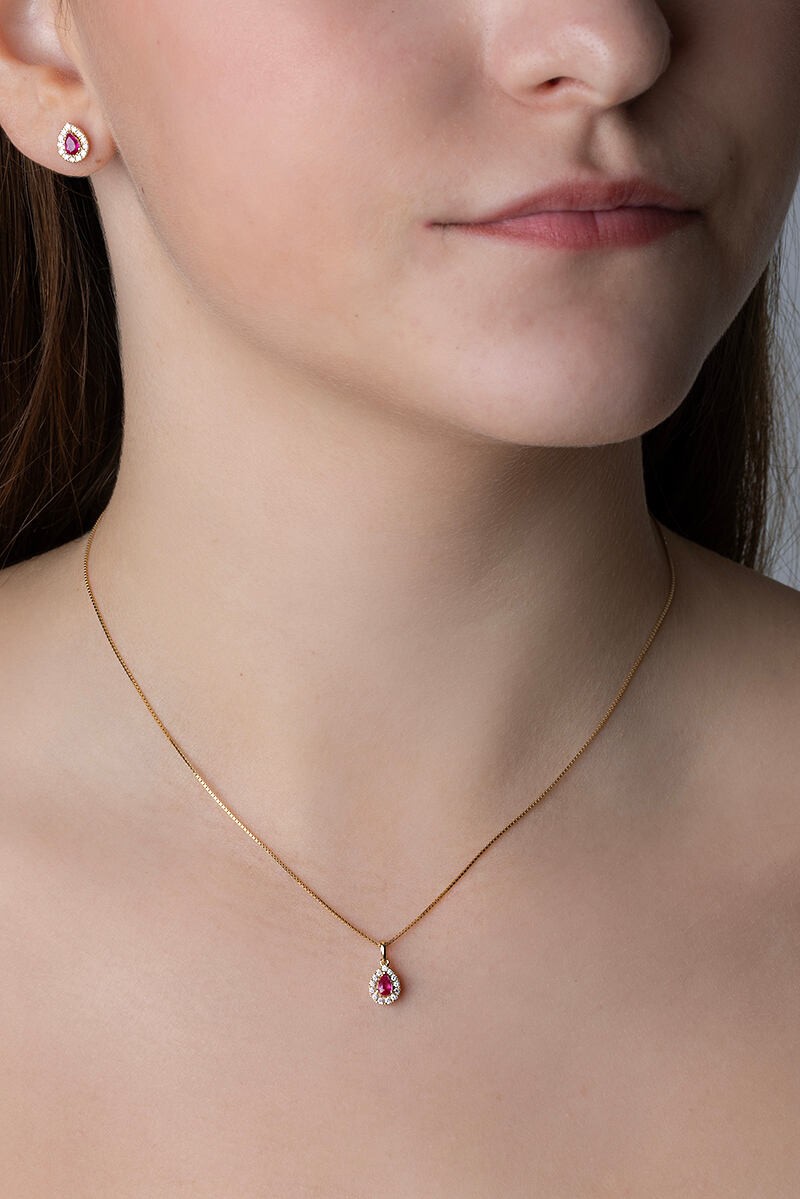 Diamantový přívěsek Dutchess ze žlutého zlata s přírodním rubínem a diamanty 0,09 ct